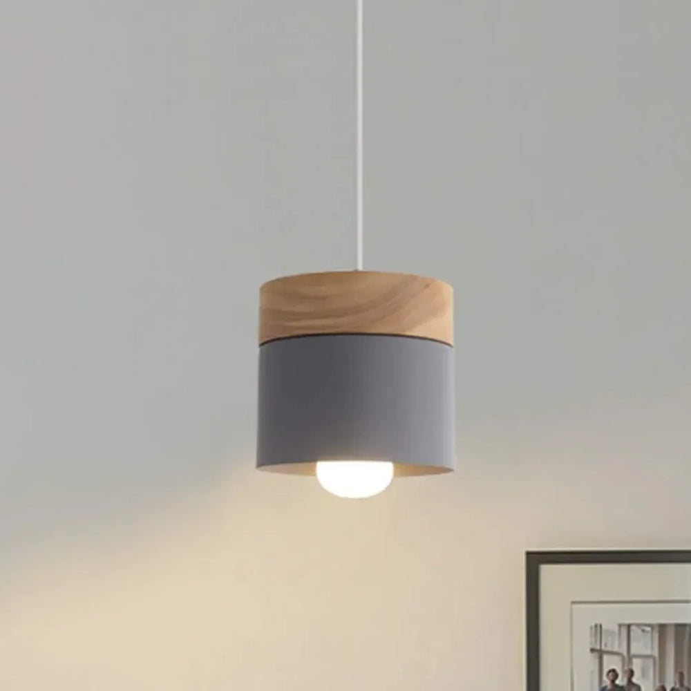 Lampadario cilindrico con base in legno dal design nordico per la sala da pranzo