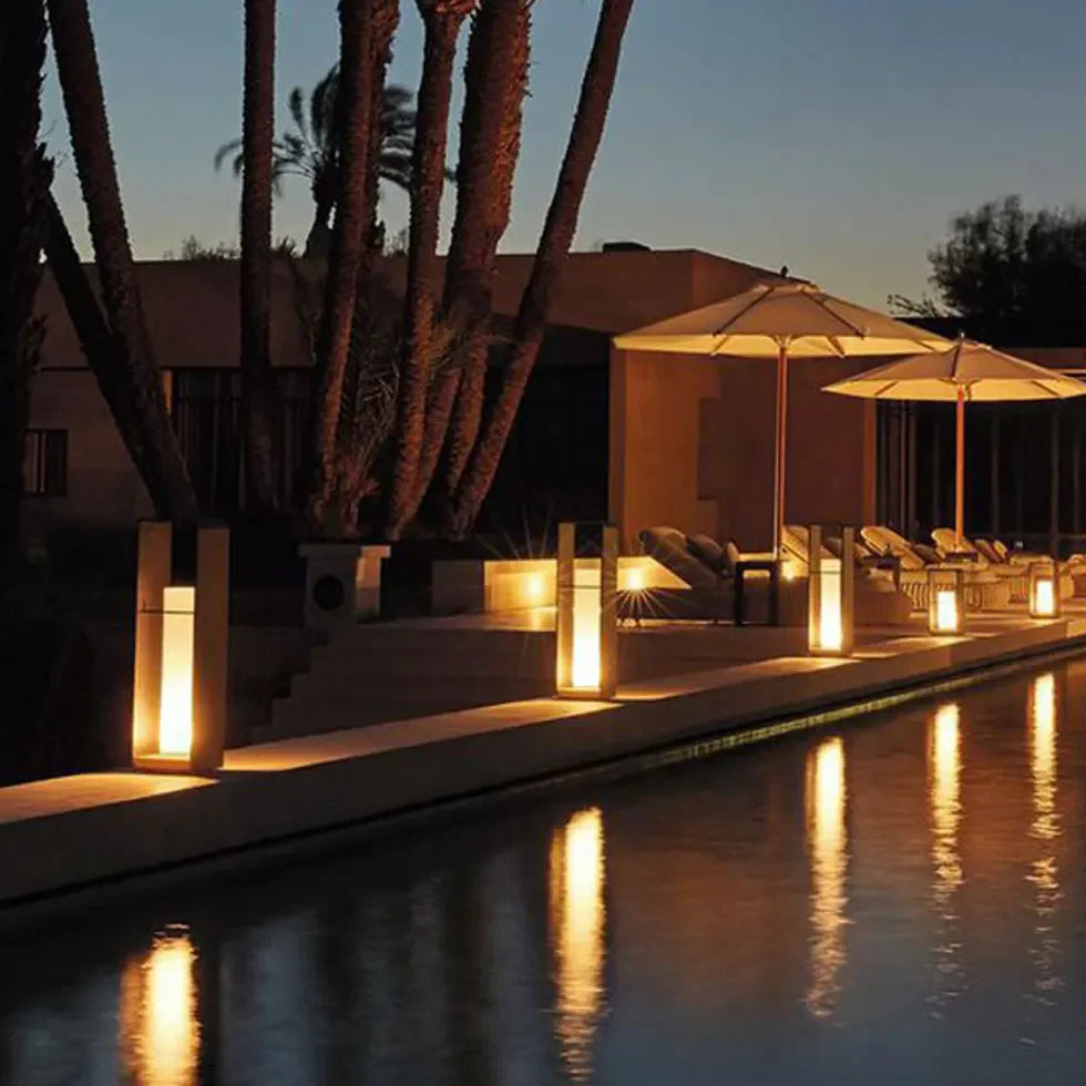 Lampada solare da terrazzo rettangolare moderna in metallo nero con LED