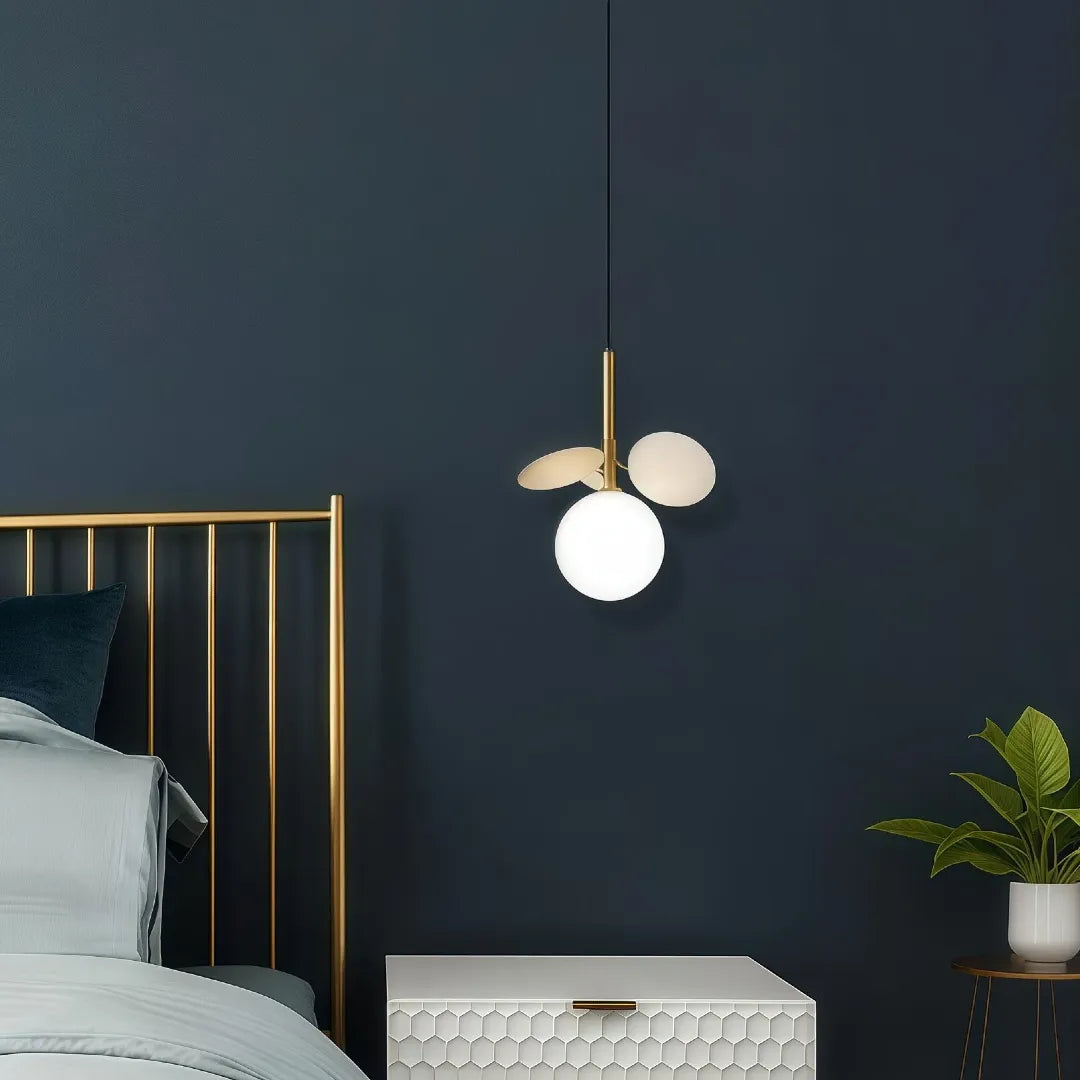 Lampada a sospensione con globo in vetro dal design moderno da comodino
