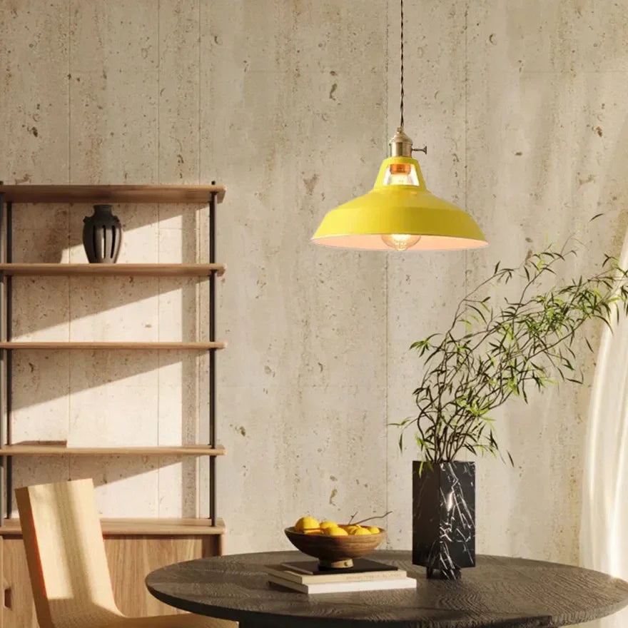 Lampadario a sospensione in metallo colorato stile nordico per la sala da pranzo