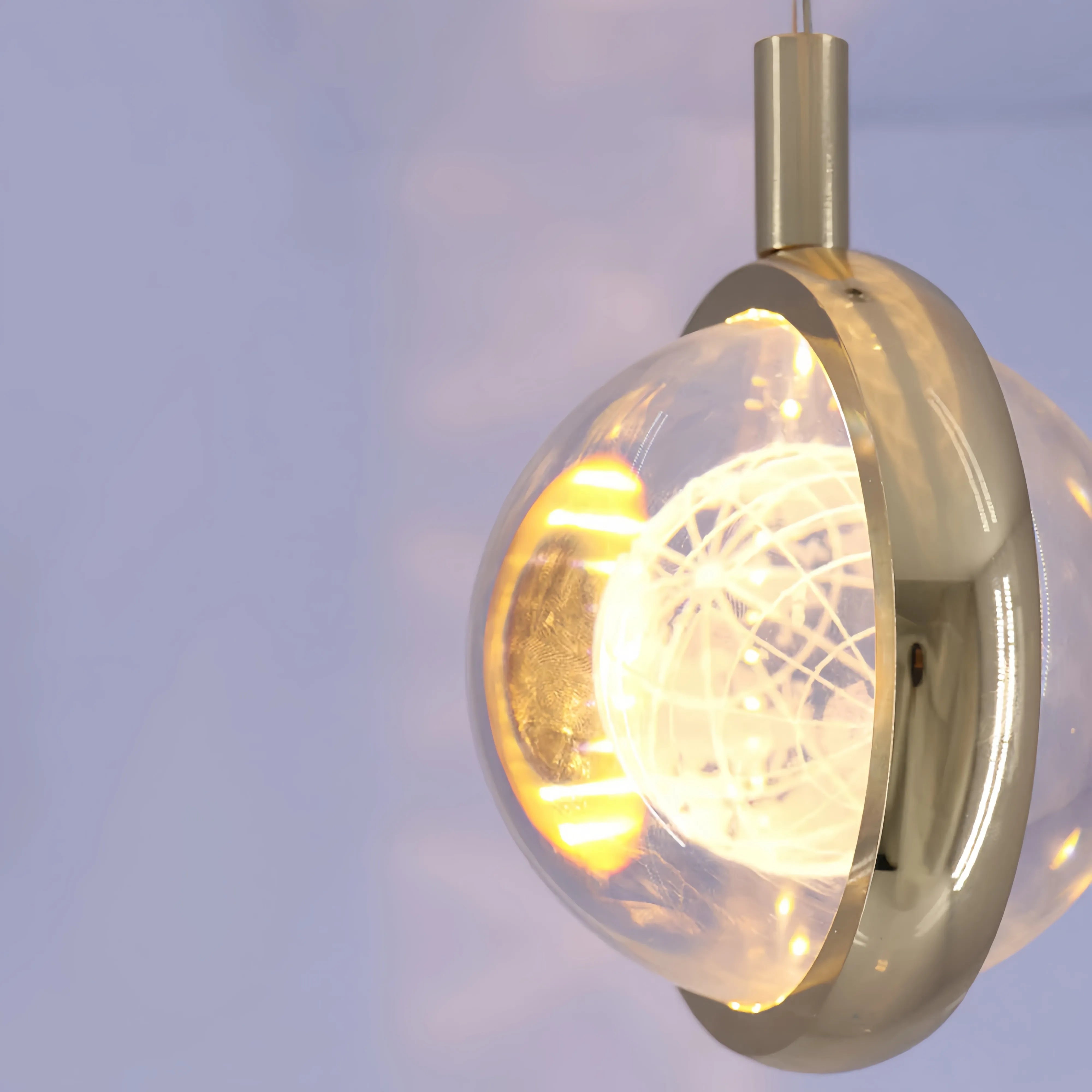 Lampada a sospensione per comodino minimalista con sfera in cristallo e LED dimmerabile