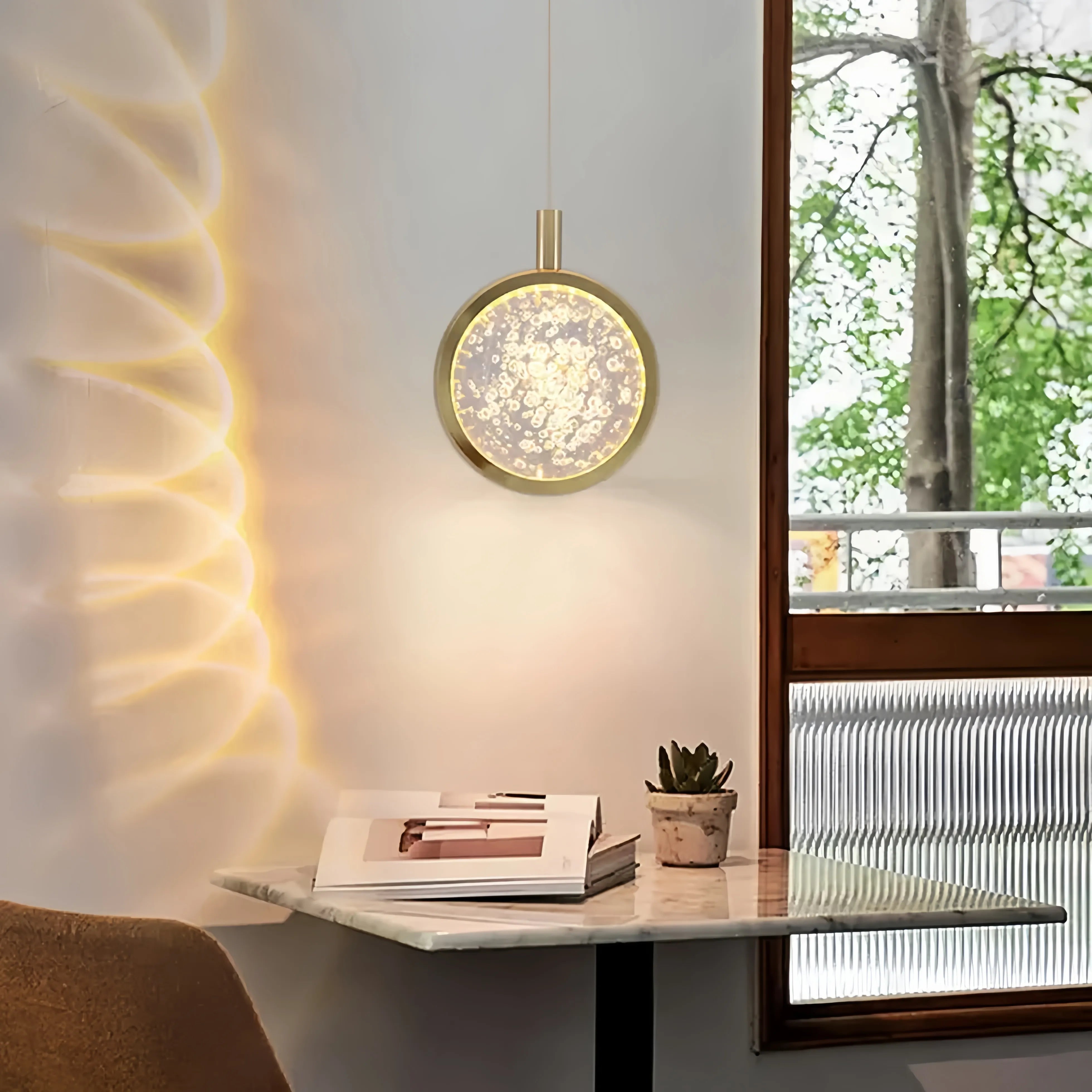 Lampada a sospensione per comodino minimalista con sfera in cristallo e LED dimmerabile