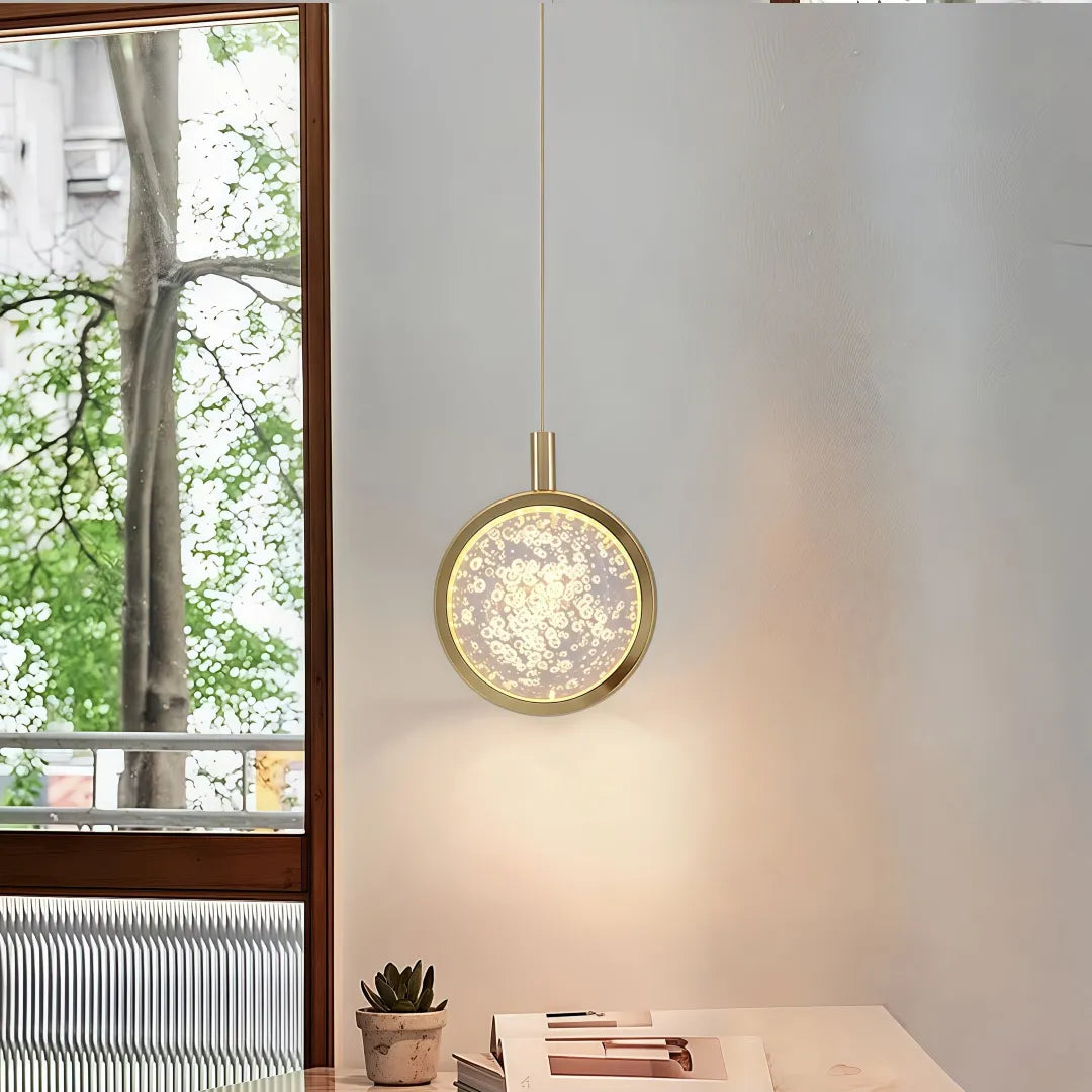 Lampada a sospensione per comodino minimalista con sfera in cristallo e LED dimmerabile