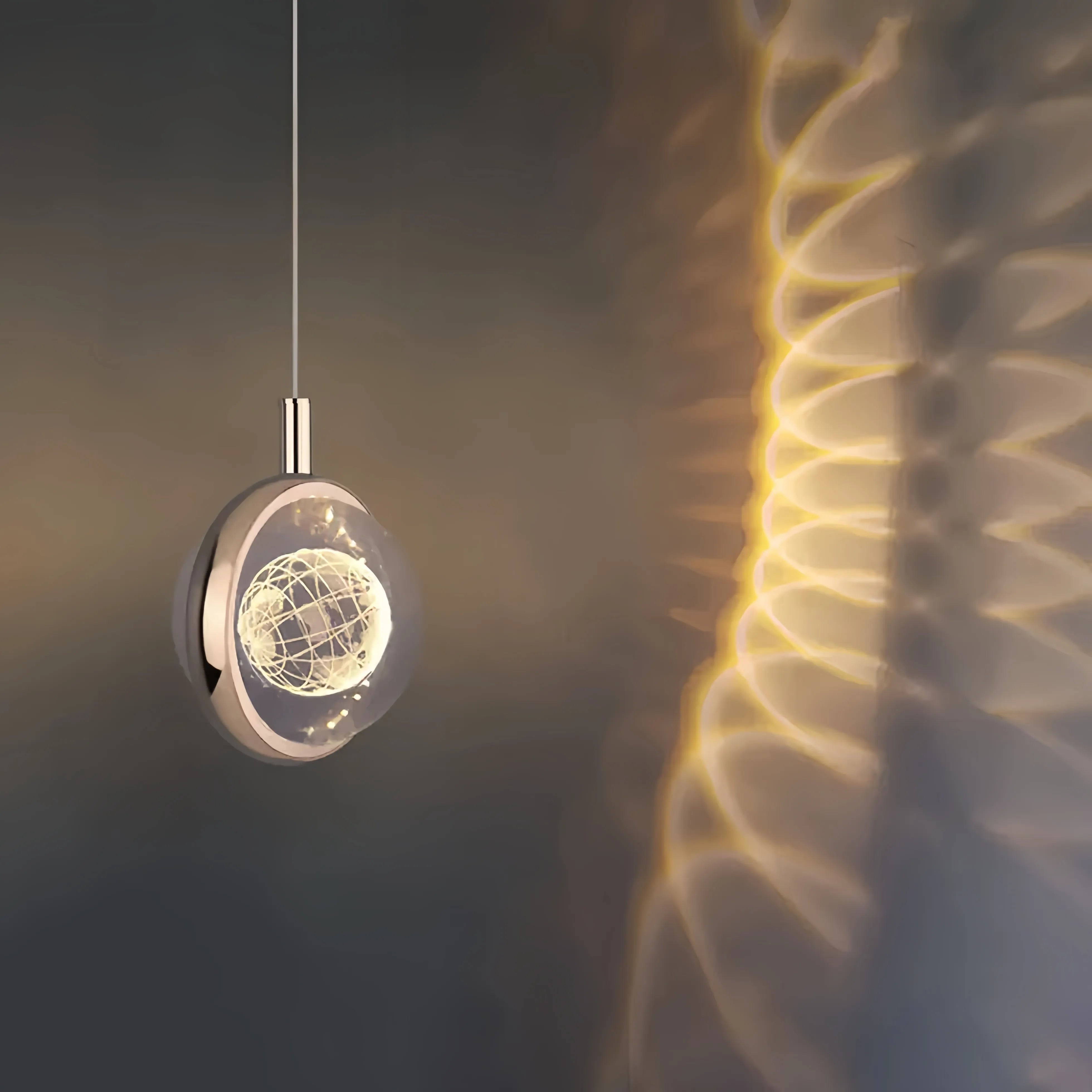 Lampada a sospensione per comodino minimalista con sfera in cristallo e LED dimmerabile