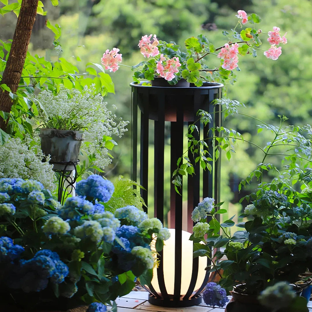 Lampada a pavimento da esterno con tavolino nera per terrazzo