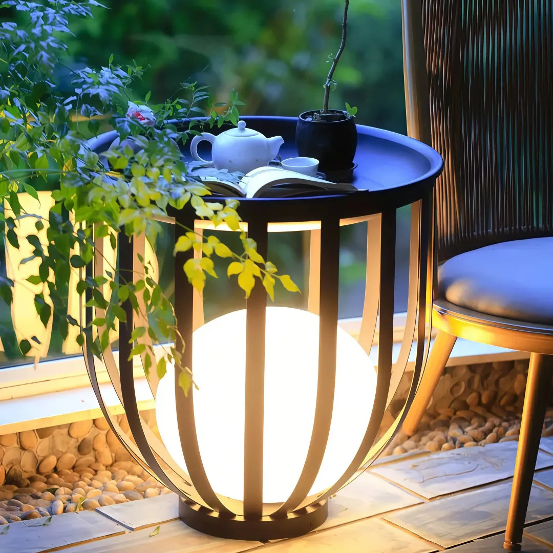 Lampada a pavimento da esterno con tavolino nera per terrazzo