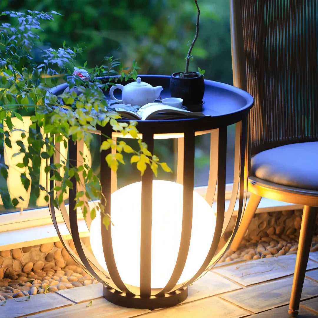 Lampada a pavimento da esterno con tavolino nera per terrazzo