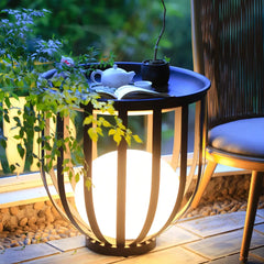 Lampada a pavimento da esterno con tavolino nera per terrazzo