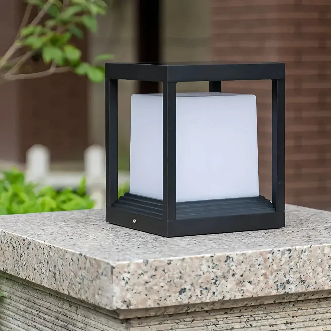 Lampada per pilastro cancello esterno a LED solare con struttura a cubo nera design moderno