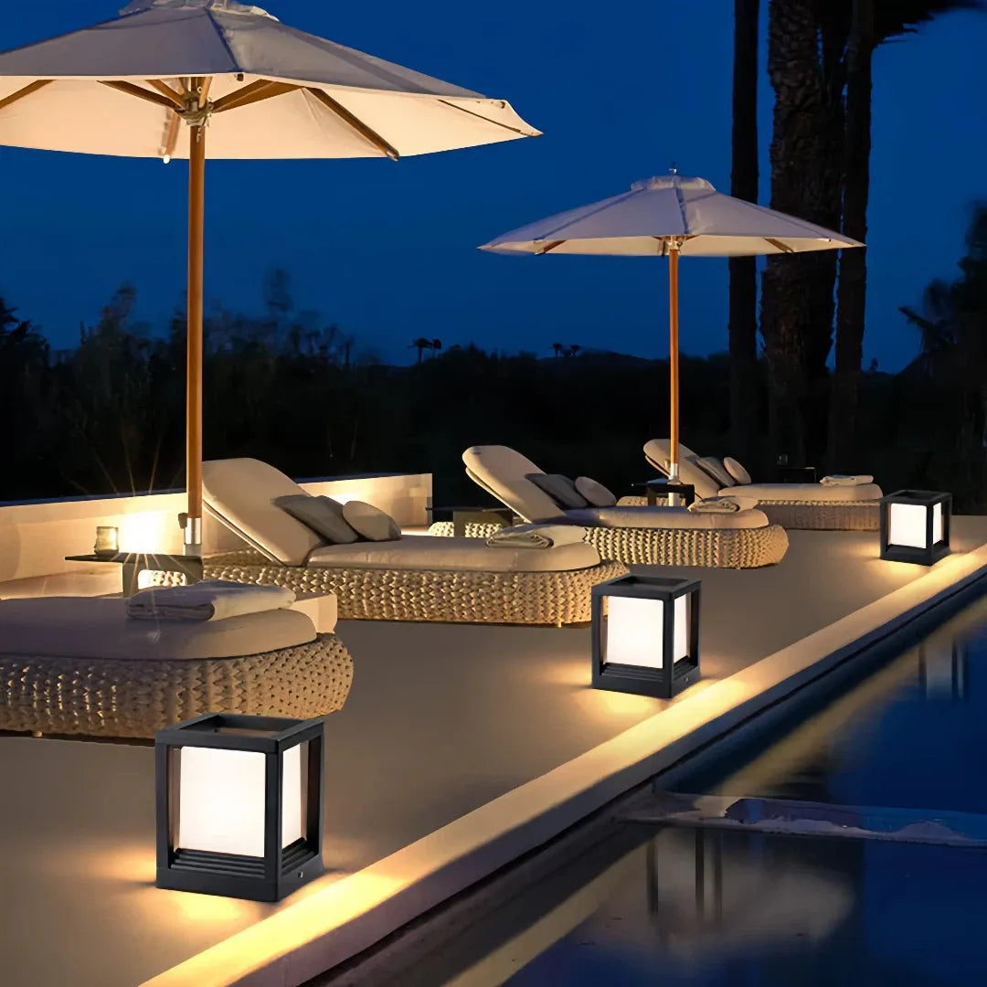 Lampada per pilastro cancello esterno a LED solare con struttura a cubo nera design moderno