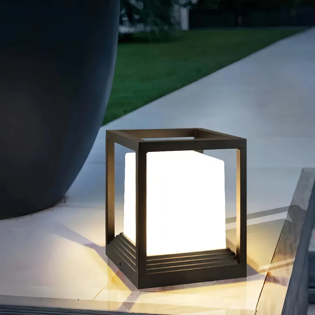 Lampada per pilastro cancello esterno a LED solare con struttura a cubo nera design moderno