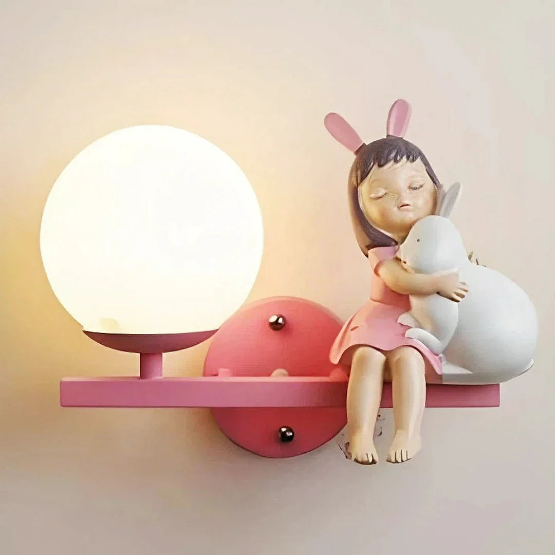 Applique per la cameretta della bambina con sfera in vetro e figura di bambina con coniglio