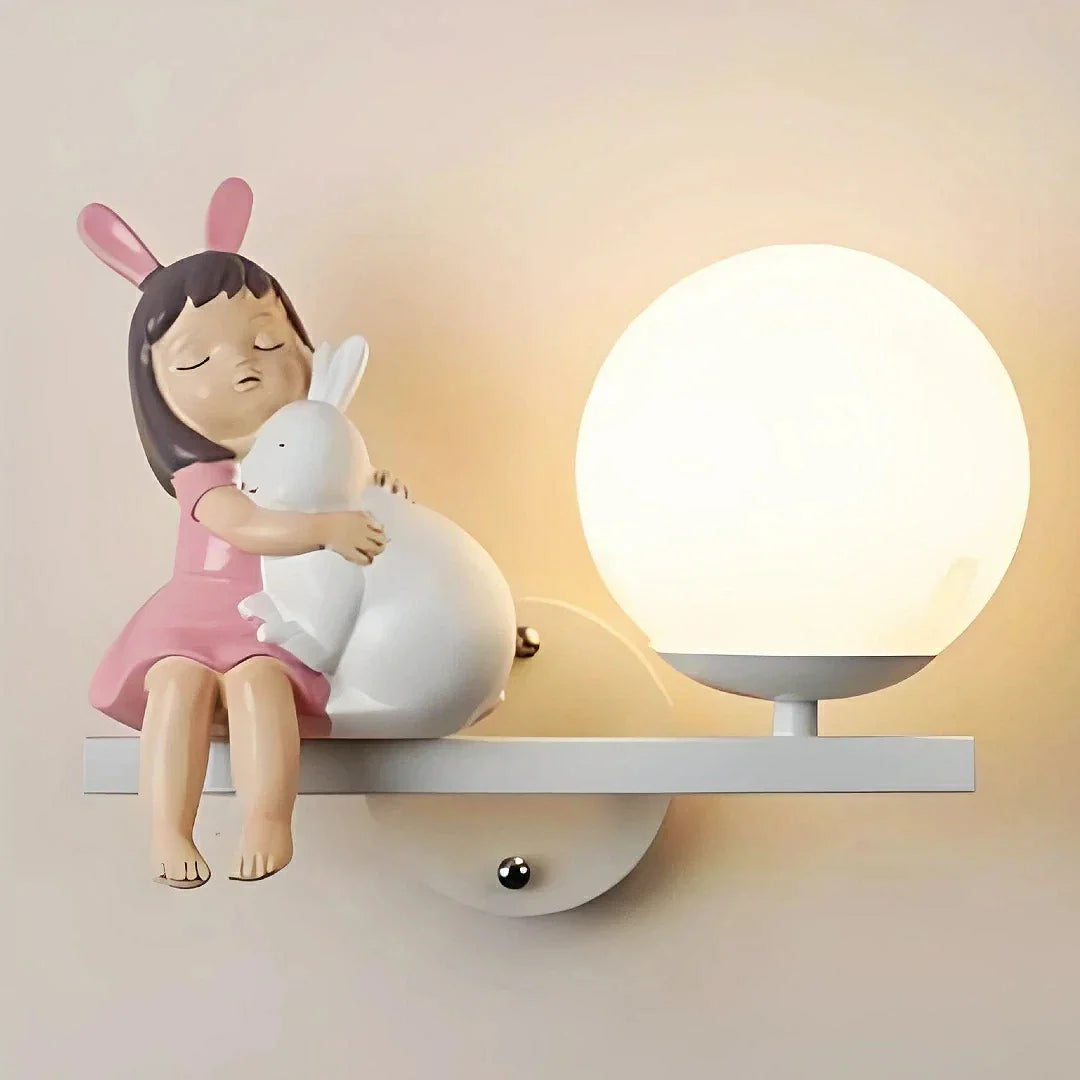 Applique per la cameretta della bambina con sfera in vetro e figura di bambina con coniglio