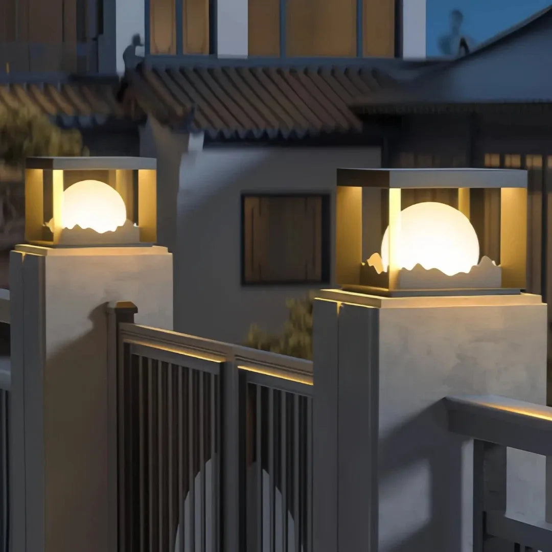 Lampada da pilastro LED nera con motivo montano per giardino dal design moderno
