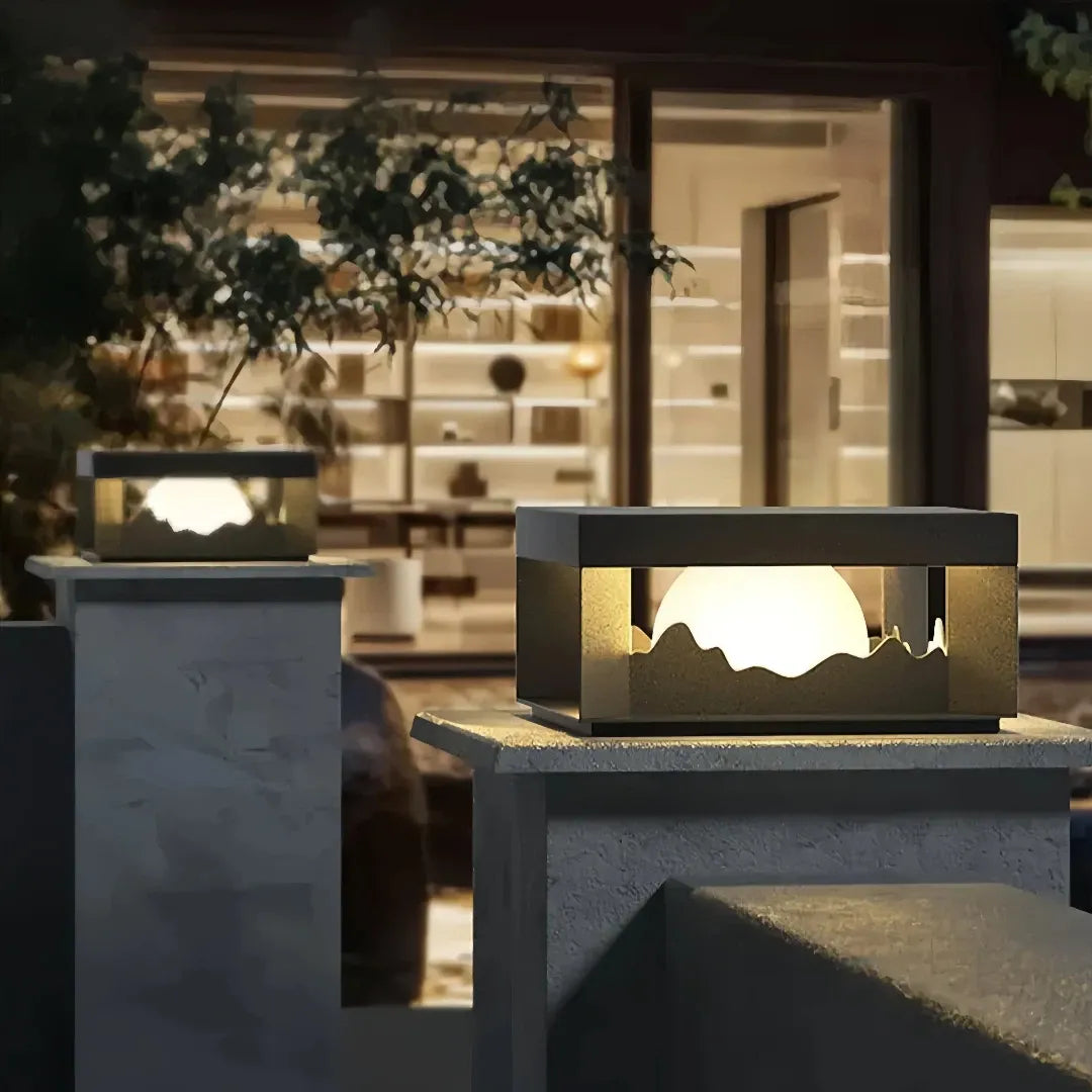 Lampada da pilastro LED nera con motivo montano per giardino dal design moderno