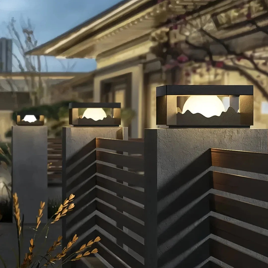 Lampada da pilastro solare a LED nera con motivo montano per giardino dal design moderno
