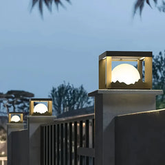 Lampada da pilastro solare a LED nera con motivo montano per giardino dal design moderno