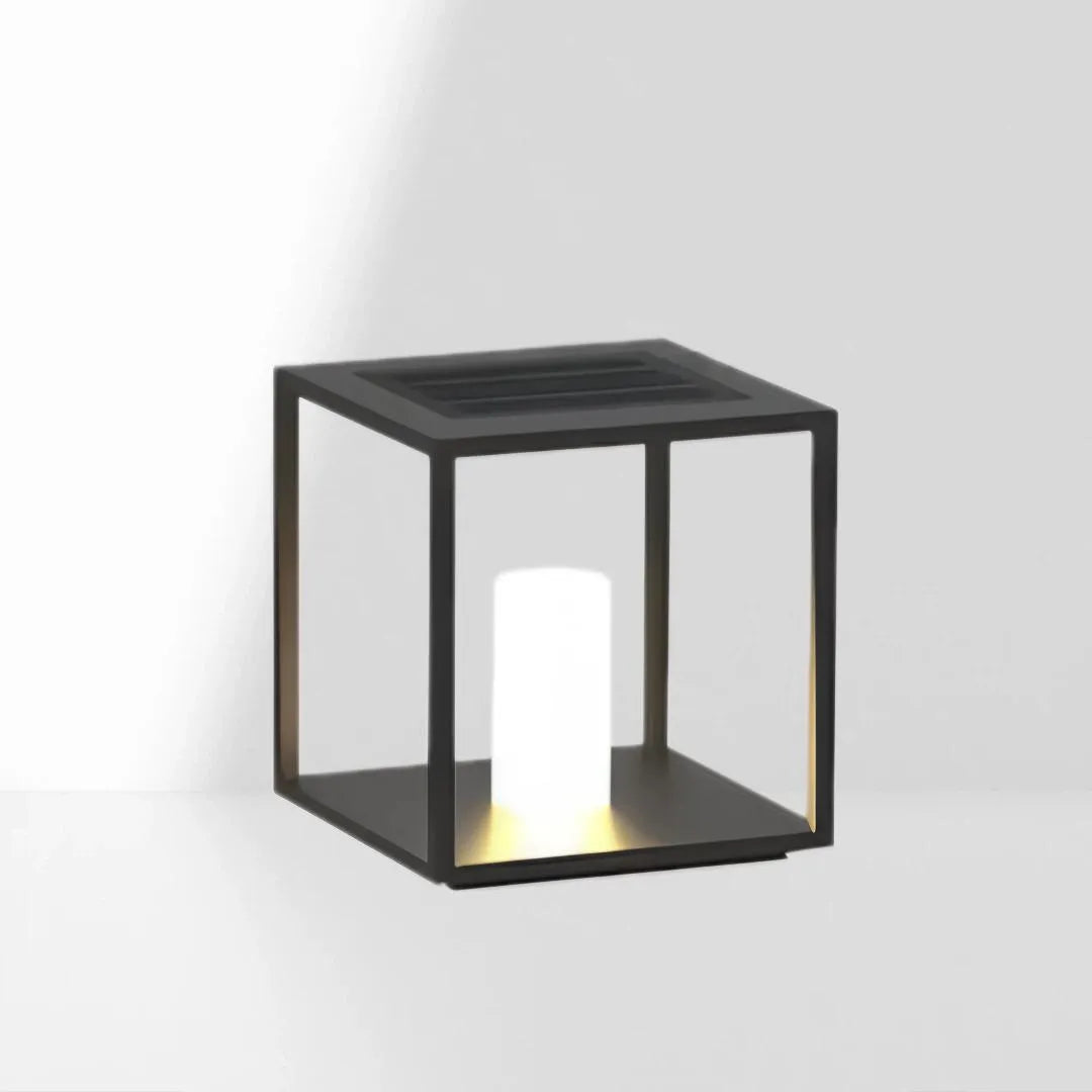 Lanterna da pavimento minimal LED solare con struttura aperta nera per terrazzo