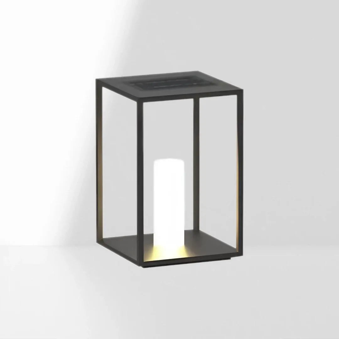 Lanterna da pavimento minimal LED solare con struttura aperta nera per terrazzo