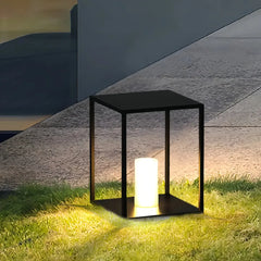 Lanterna da pavimento minimal LED solare con struttura aperta nera per terrazzo