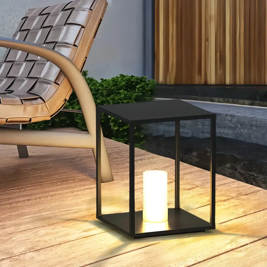 Lanterna da pavimento minimal LED solare con struttura aperta nera per terrazzo