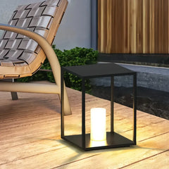Lanterna da pavimento minimal LED solare con struttura aperta nera per terrazzo