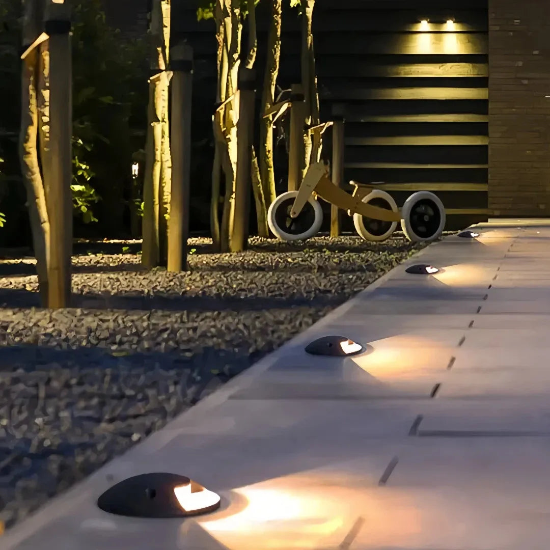 Segnapasso calpestabile esterno LED rotondo nero moderno con effetto luminoso