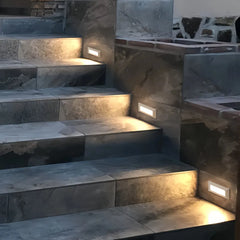 Segnapasso LED da esterno a parete rettangolare con luce diffusa design minimal
