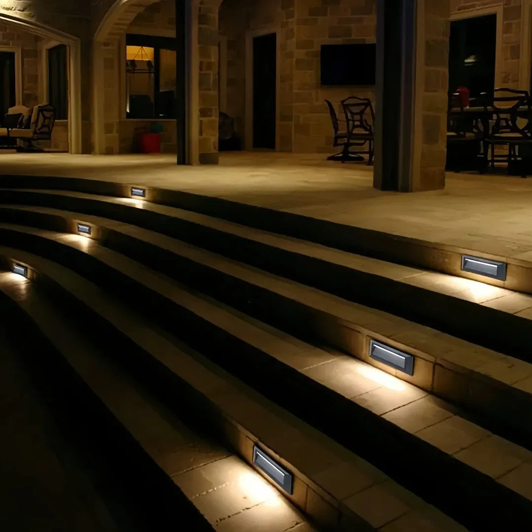 Segnapasso LED da esterno a parete rettangolare con luce diffusa design minimal