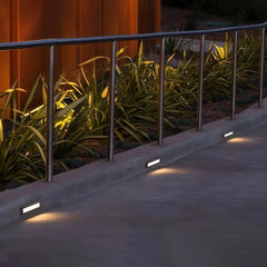 Segnapasso LED da esterno a parete rettangolare con luce diffusa design minimal