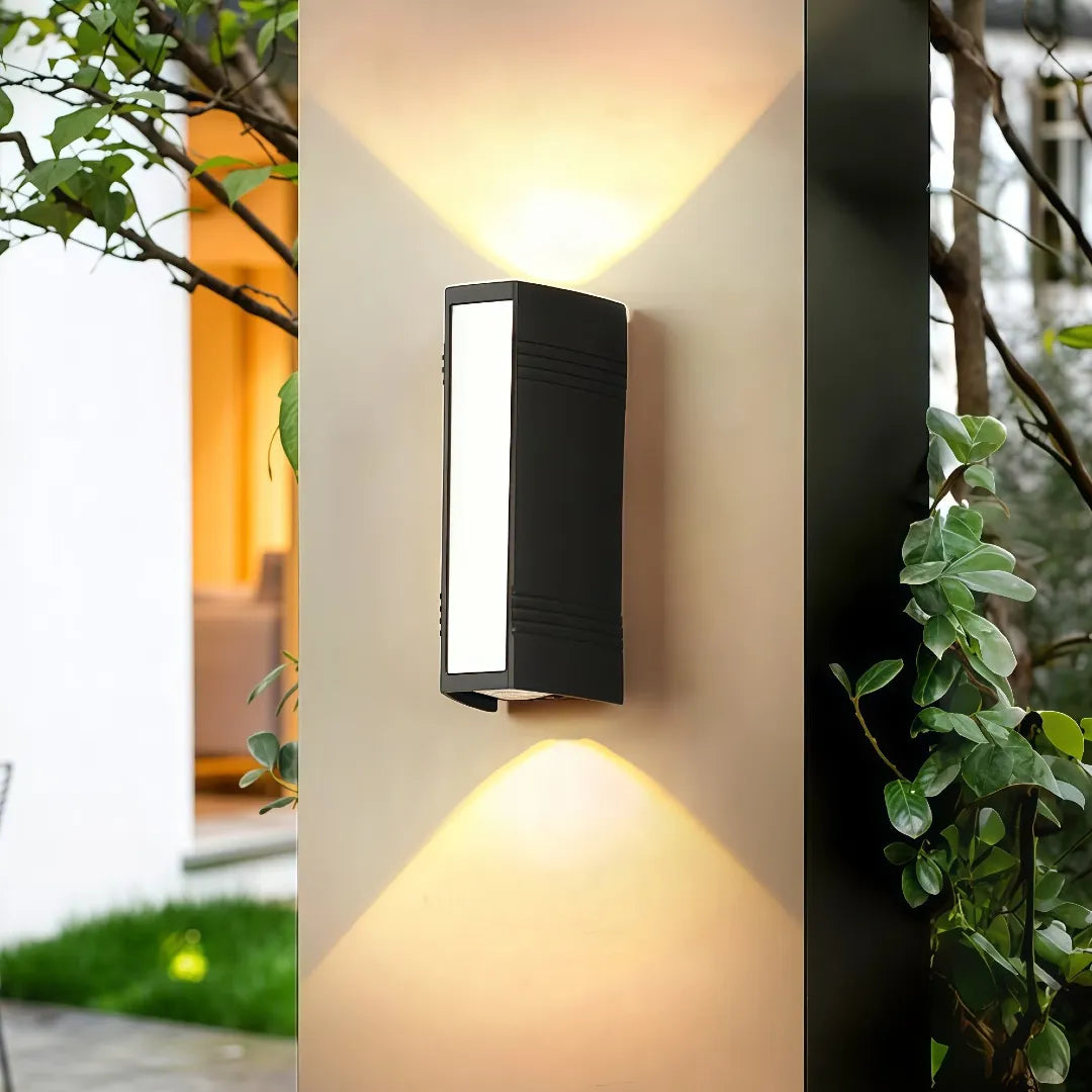 Applique doppio fascio da esterno LED dal design geometrico contemporaneo per portico