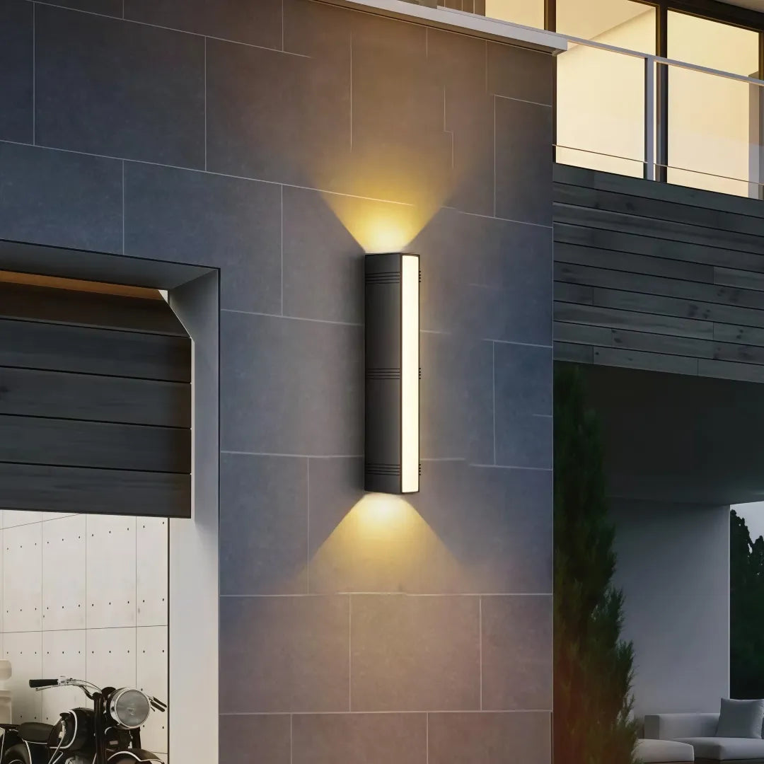 Applique doppio fascio da esterno LED dal design geometrico contemporaneo per portico