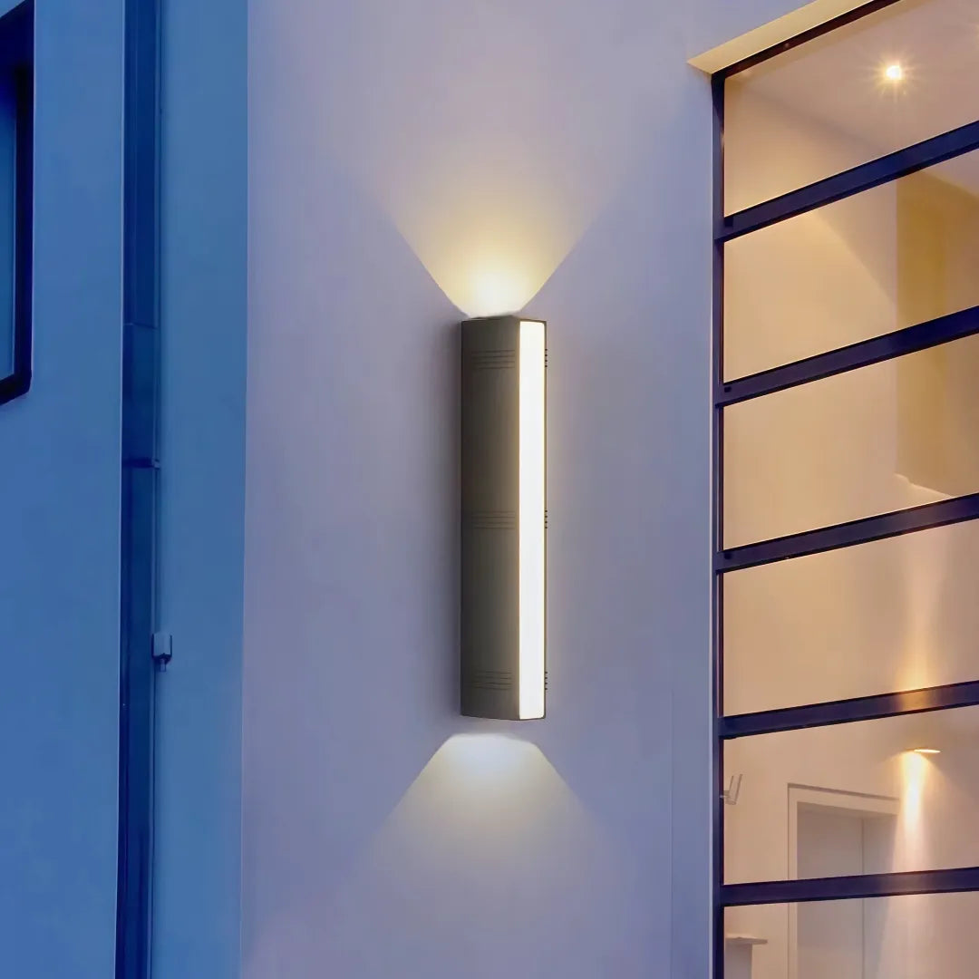 Applique doppio fascio da esterno LED dal design geometrico contemporaneo per portico