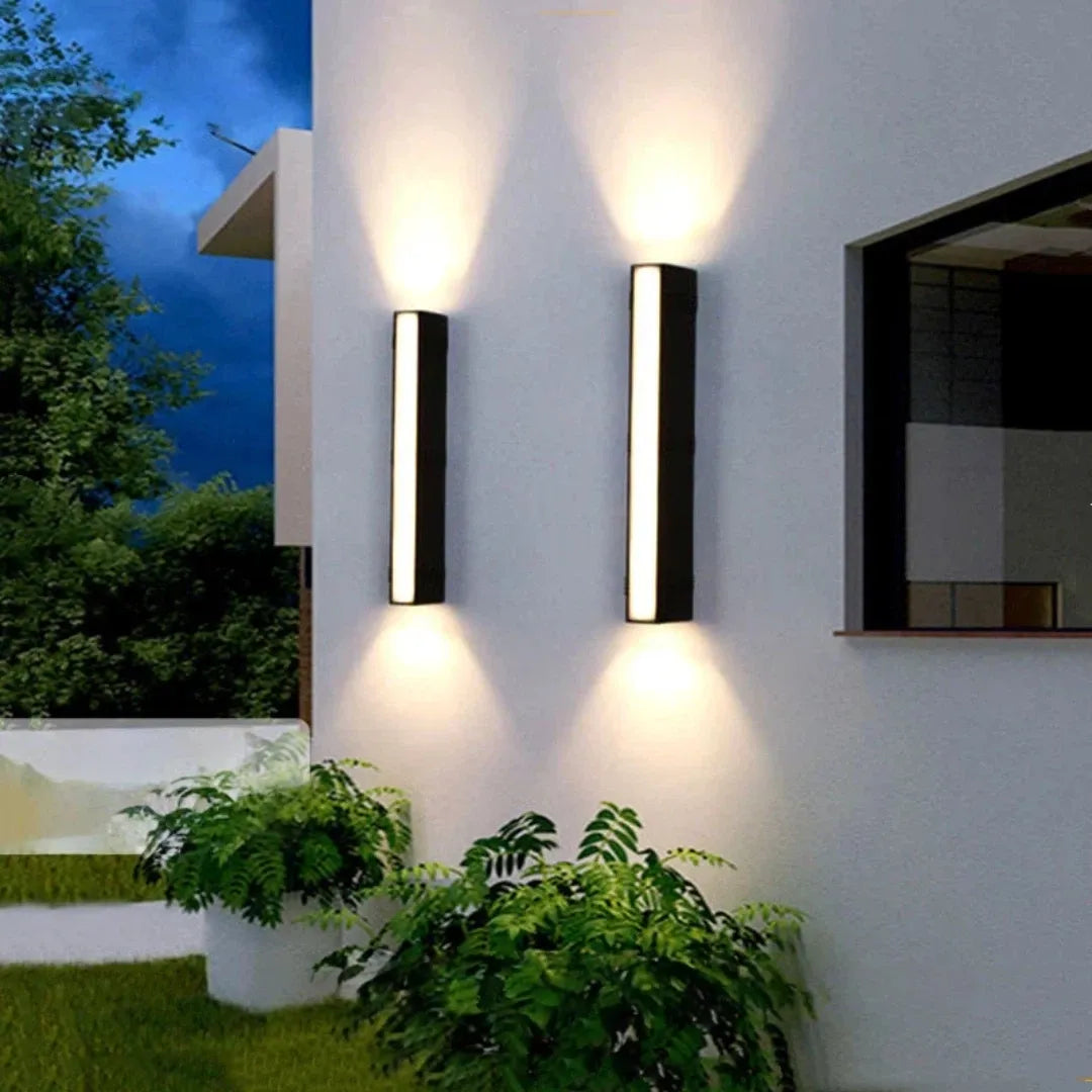 Applique doppio fascio da esterno LED dal design geometrico contemporaneo per portico