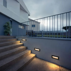 Segnapasso LED rettangolare da incasso per scale esterne in metallo minimalista