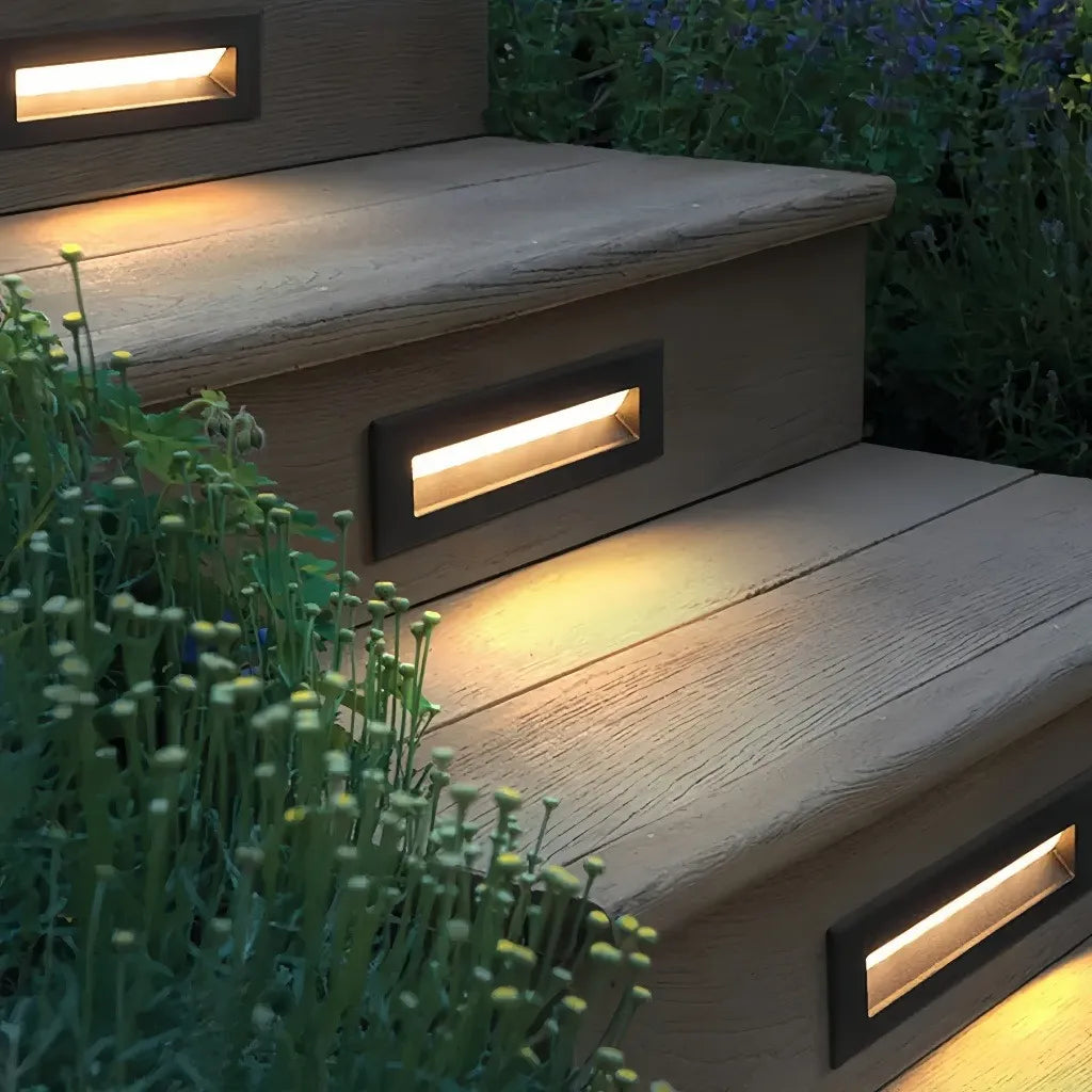 Segnapasso LED rettangolare da incasso per scale esterne in metallo minimalista