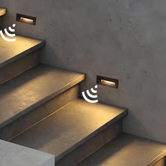 Segnapasso LED da incasso rettangolare per scale esterne con sensore di movimento