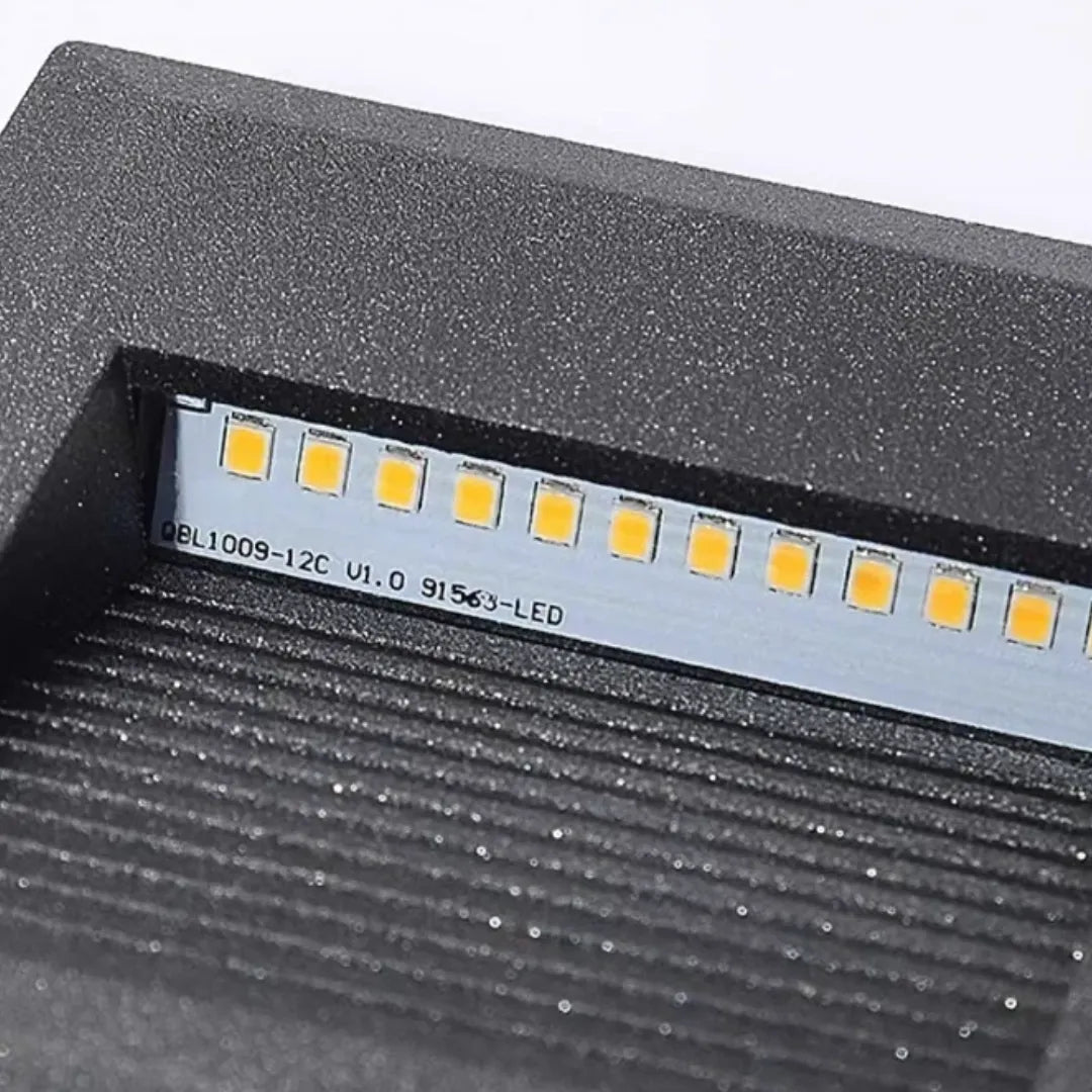 Segnapasso LED da parete per esterni dal design minimalista con finitura sabbiata