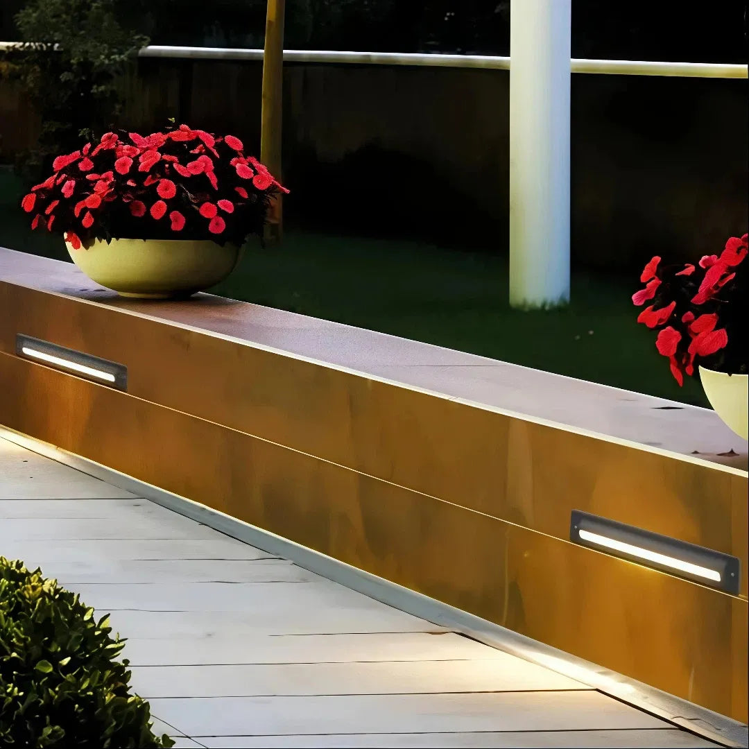 Segnapasso da incasso per esterno LED rettangolare nero con luce verso il basso