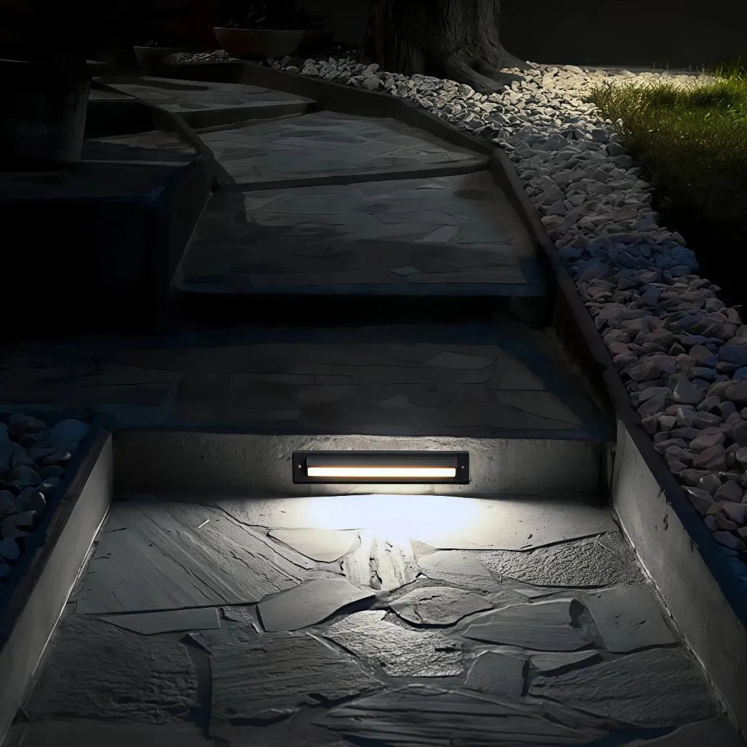 Segnapasso da incasso per esterno LED rettangolare nero con luce verso il basso