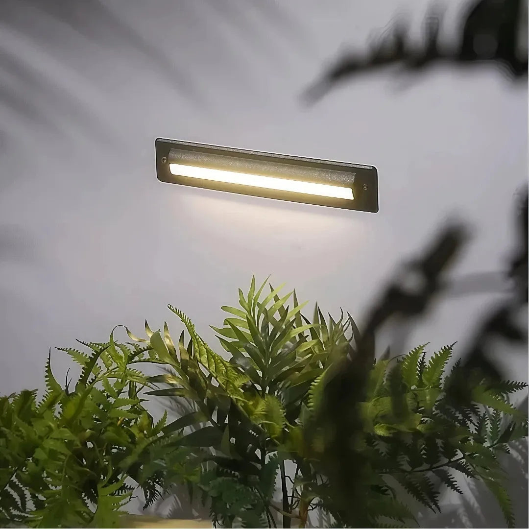 Segnapasso da incasso per esterno LED rettangolare nero con luce verso il basso