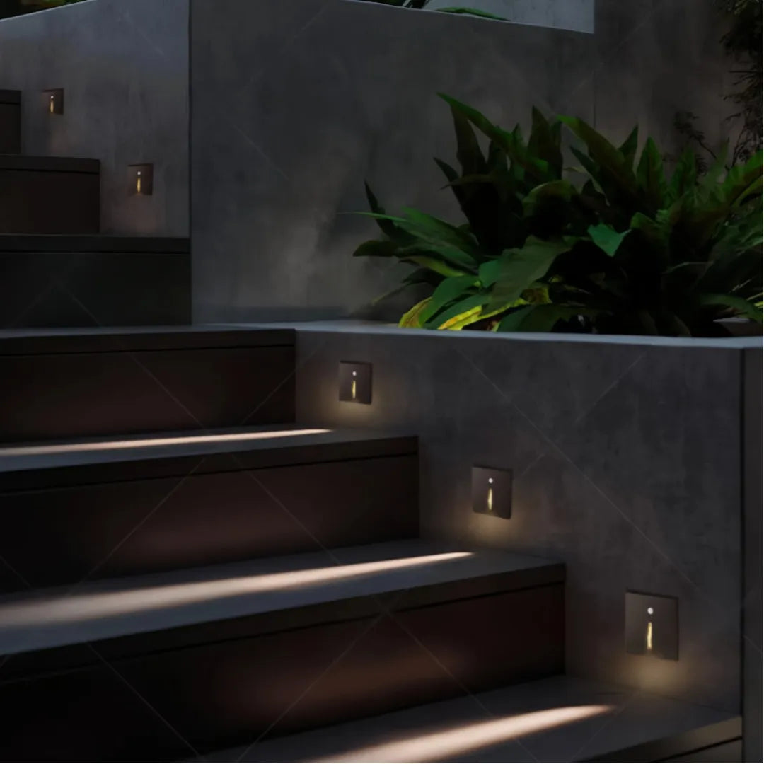 Segnapasso LED da incasso quadrato dal design minimalista con sensore di movimento per portico