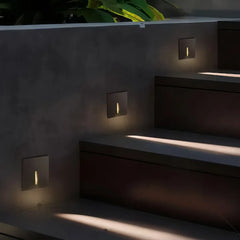 Segnapasso LED da incasso quadrato dal design minimalista con sensore di movimento per portico