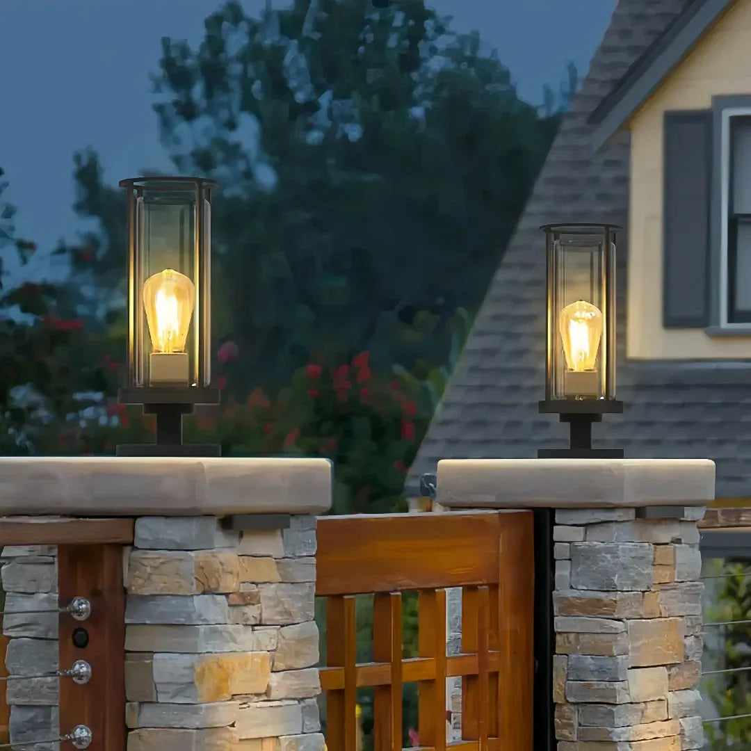 Lampada da pilastro nera con struttura a lanterna dal design contemporaneo per giardino