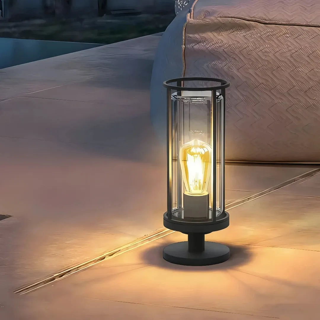 Lampada da pilastro nera con struttura a lanterna dal design contemporaneo per giardino