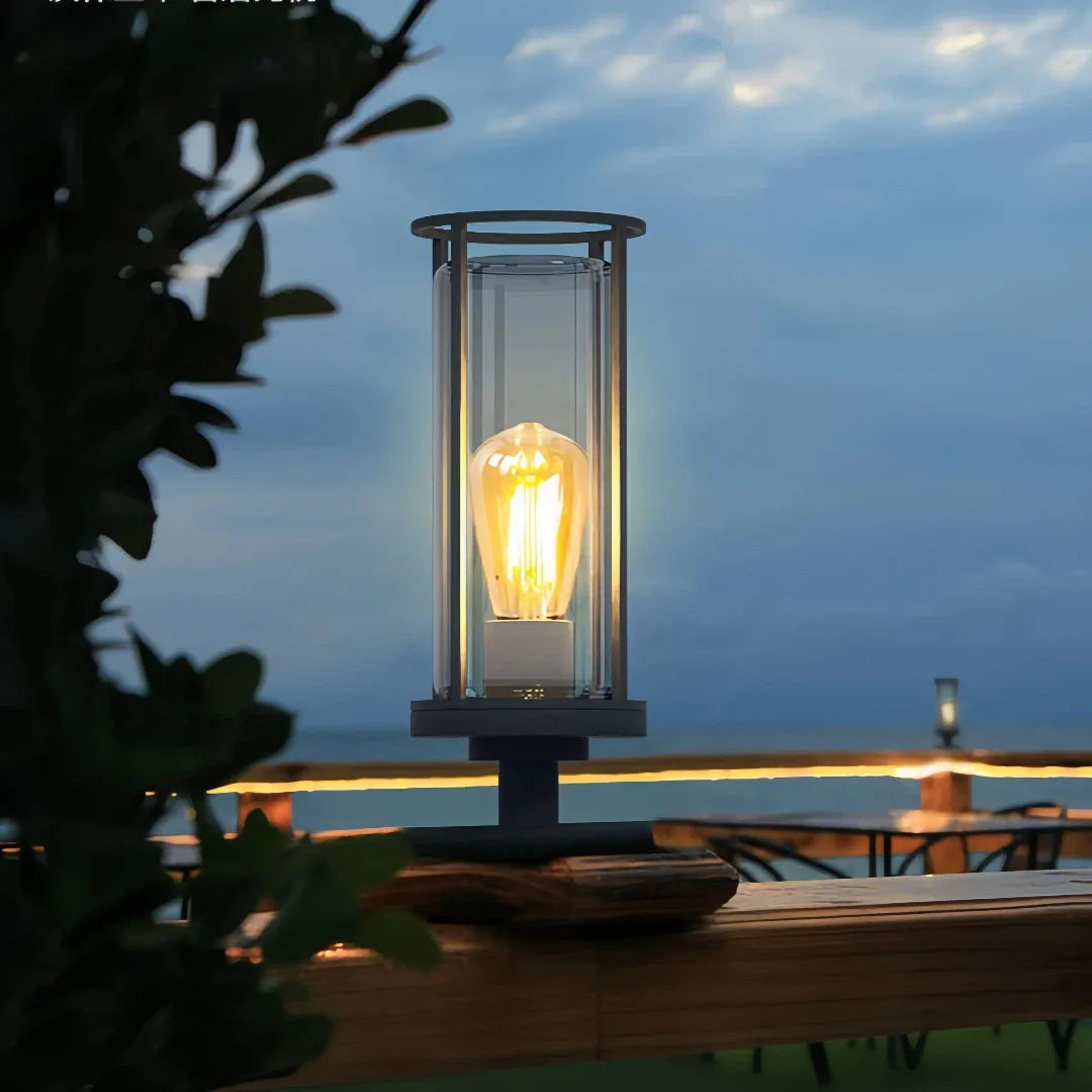 Lampada da pilastro nera con struttura a lanterna dal design contemporaneo per giardino