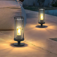 Lampada da pilastro nera con struttura a lanterna dal design contemporaneo per giardino