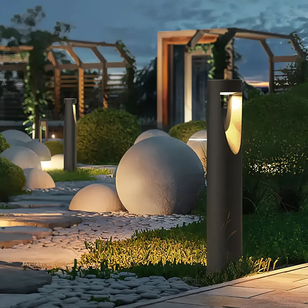Paletto LED da giardino cilindrico in metallo nero dal design moderno