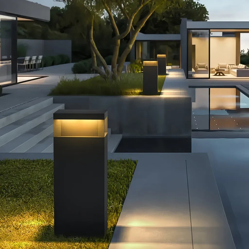 Paletto da giardino LED solare a colonna in metallo nero dal design moderno