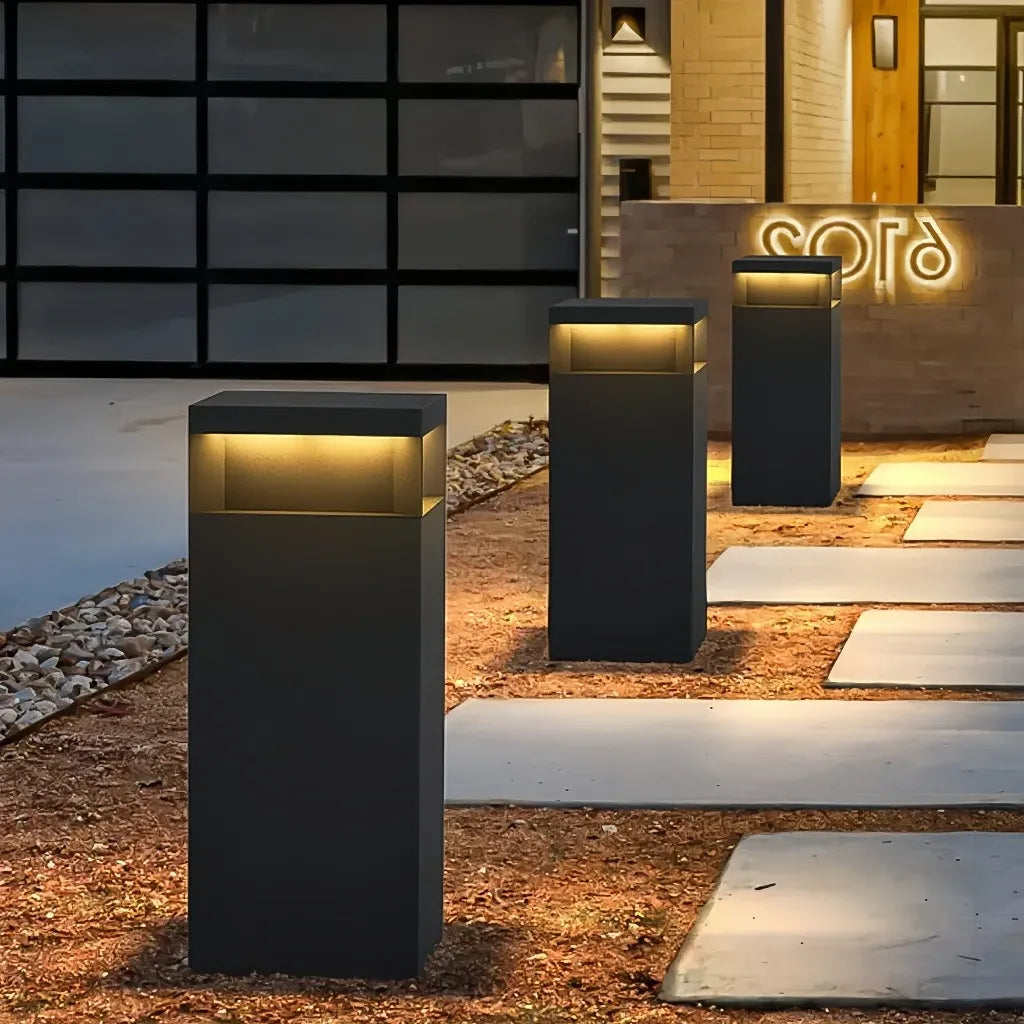 Paletto da giardino LED solare a colonna in metallo nero dal design moderno